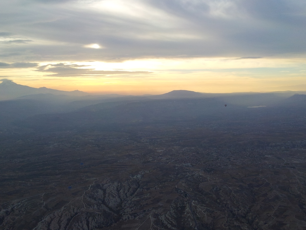 Montanhas ao fundo na Capadócia