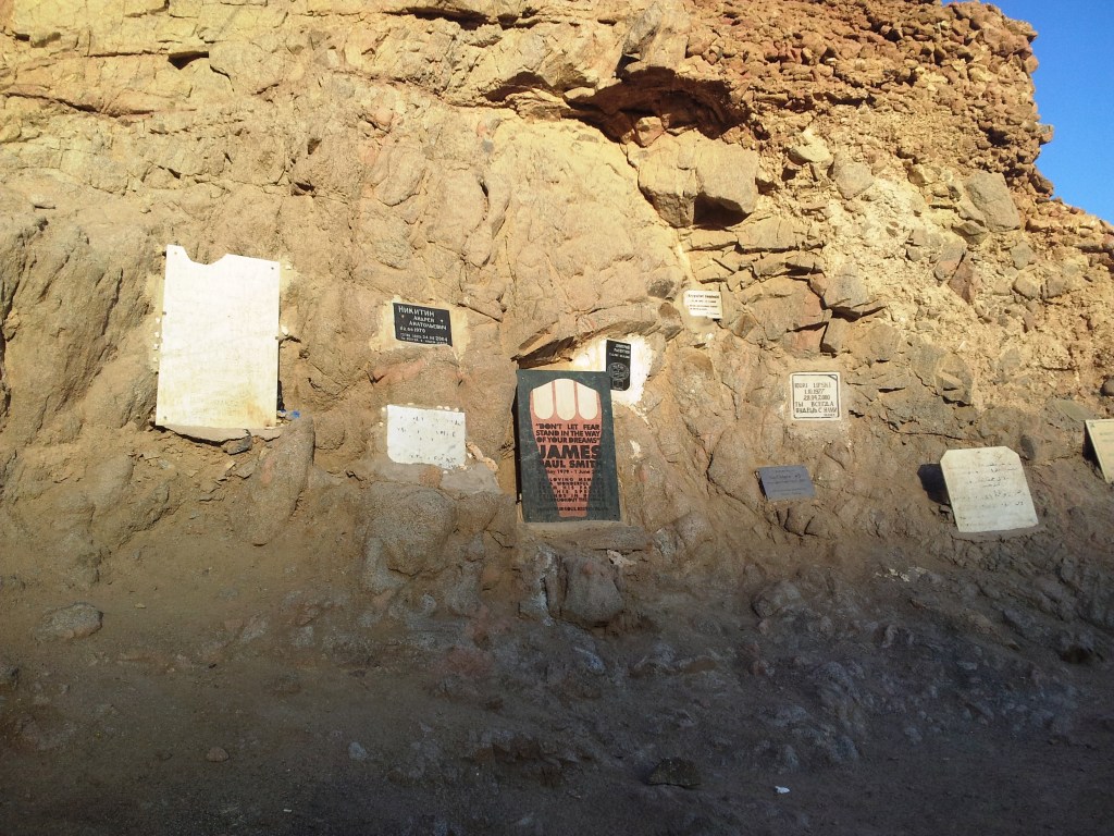 Túmulos dos mergulhadores que se arriscaram nas águas profundas de Dahab