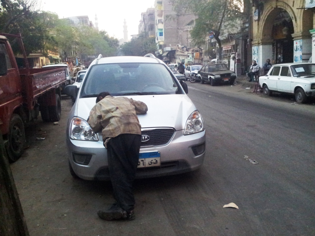 Nada como dormir no capô de um carro pela cidade
