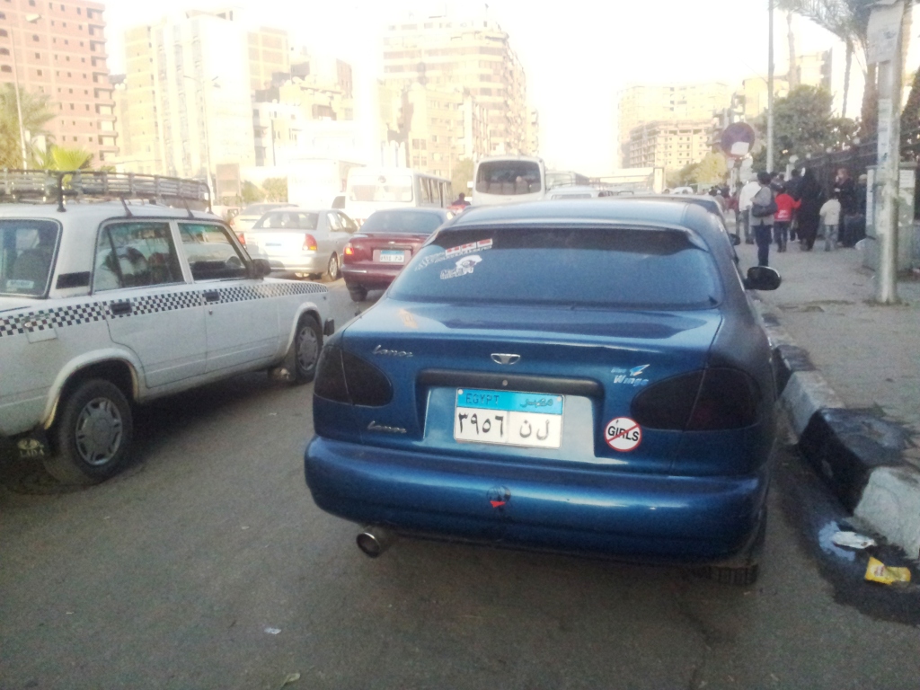 Vou colar este adesivo no meu carro: no girls