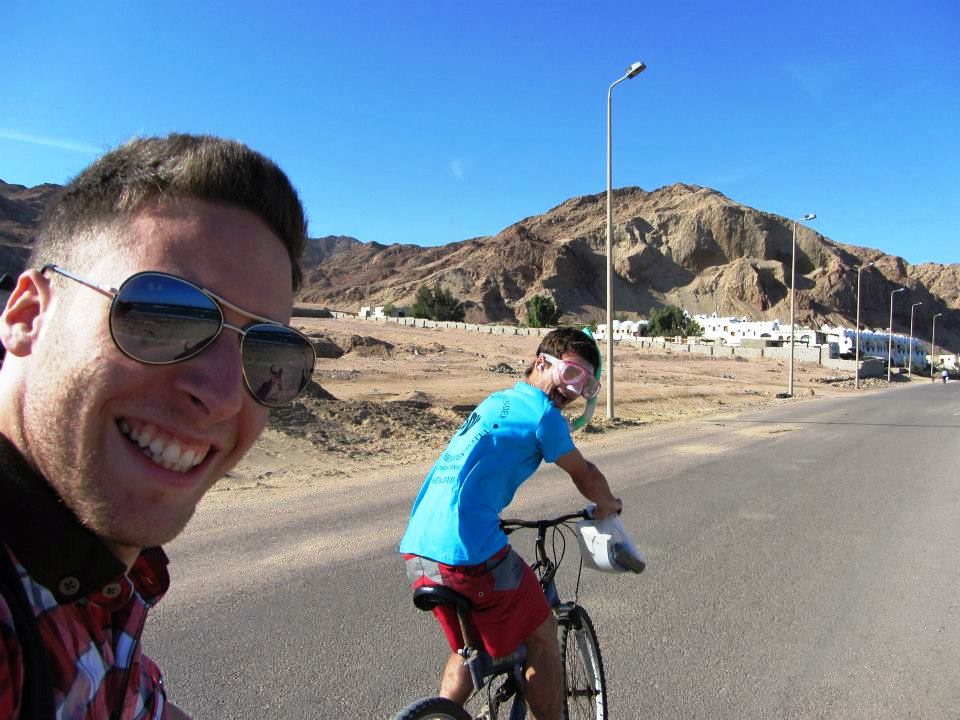 Indo de bike mergulhar