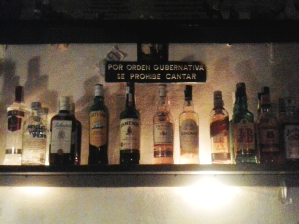 Primeira vez que eu vejo um lugar onde é proibido cantar.