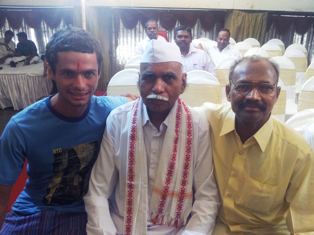 Eu com os parentes da noiva.