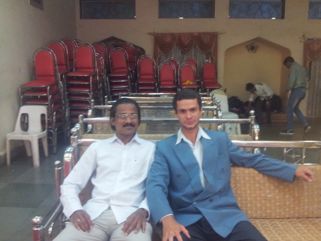 Shreenath e eu de terno azul