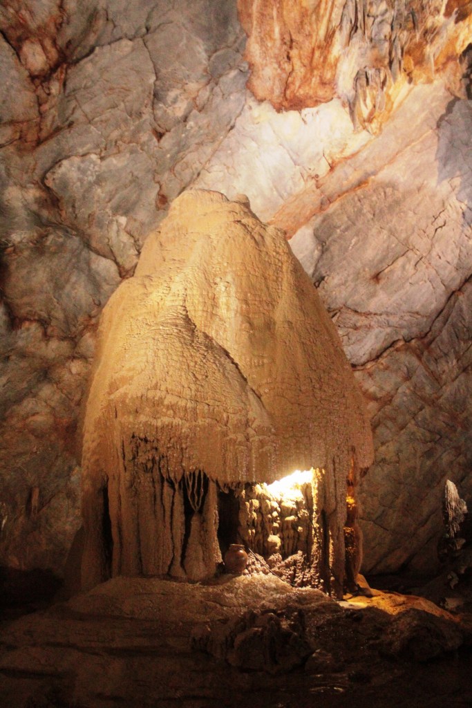 Formação na caverna usada como templo