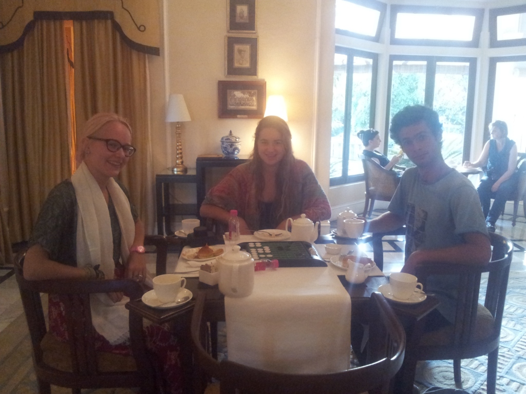 Me lembro uma cena do Alice Através do Espelho: chá com o Chapeleiro e a Lebre de Março.