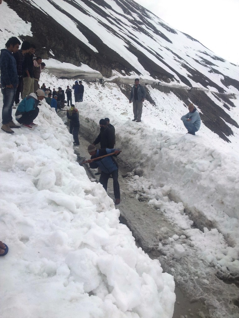 Se não há estrada, nós fazemos uma (mentalidade indiana).