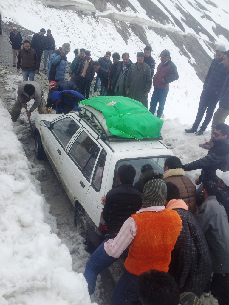 Carro tentando passar na avalanche