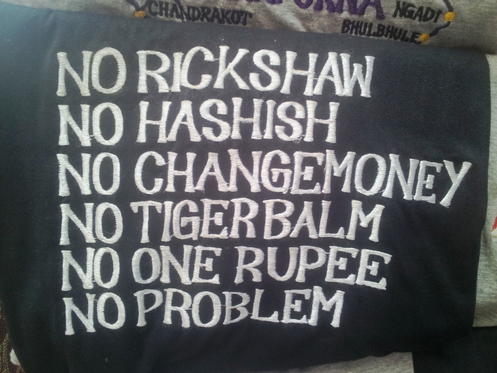 Tudo que você precisa na Índia é dessa camiseta!