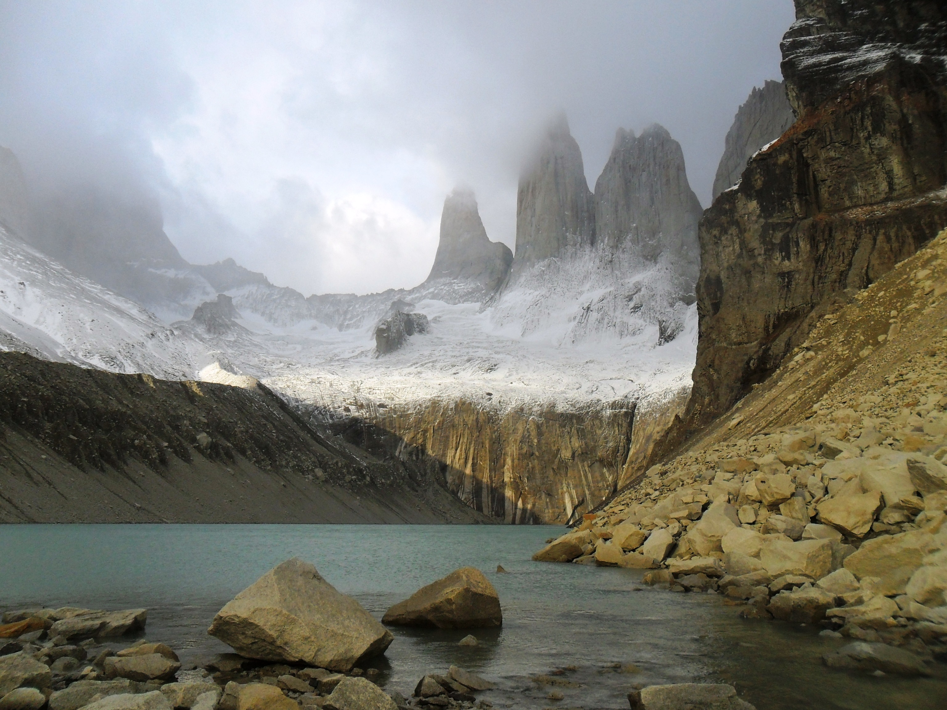 Los Cuernos del Paine ao fundo 